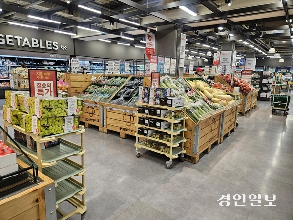 13일 수원의 한 홈플러스 매장에서 신선식품을 저렴한 가격에 할인 판매하고 있다.2025.10.13 /김지원기자 zone@kyeongin.com