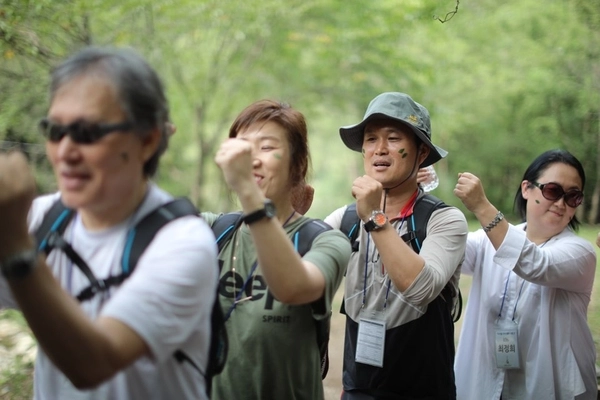양평헬스투어 참가자들이 치유 프로그램에 참여하고 있다. /양평헬스투어센터 제공