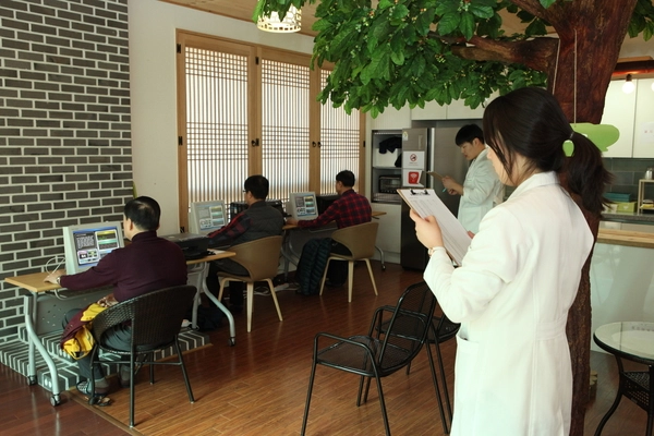 양평헬스투어 참가자들이 치유 프로그램에 참여하고 있다. /양평헬스투어센터 제공