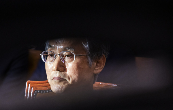 조희대 대법원장이 13일 서울 여의도 국회에서 열린 법제사법위원회 국정감사에 출석해 여야 의원들의 설전을 지켜보고 있다. 2025.10.13 /연합뉴스