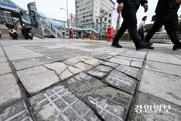 14일 오전 수원시 팔달구 수원역광장 보도블록이 차량 진출입 등으로 파손된 채 방치돼 있다. 2025.10.14 /임열수기자 pplys@kyeongin.com