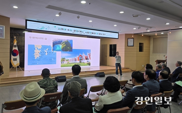 태국 푸껫의 브리티시 인터내셔널 스쿨에 다니는 김희산 학생이 14일 강화군청에서 열린 제3회 인천문화정책포럼에 나와 자신이 펼치고 있는 국립강화고려박물관 건립 운동에 대해 설명하고 있다. 2025.10.14 /정진오기자 schild@kyeongin.com