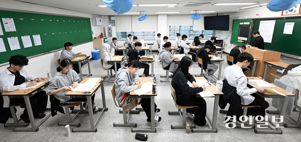 2025학년도 10월 전국연합학력평가가 실시된 14일 수원시 권선구 권선고등학교에서 3학년 학생들이 국어영역 시험을 치르고 있다. 2025.10.14 /최은성기자 ces7198@kyeongin.com