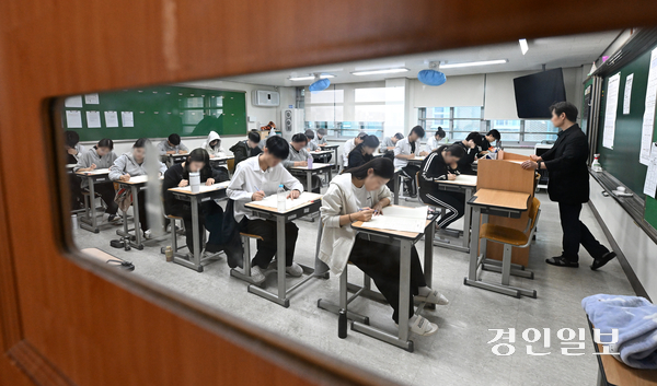 2025학년도 10월 전국연합학력평가가 실시된 14일 수원시 권선구 권선고등학교에서 3학년 학생들이 국어영역 시험을 치르고 있다. 2025.10.14 /최은성기자 ces7198@kyeongin.com