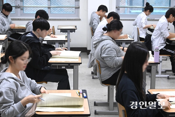 2025학년도 10월 전국연합학력평가가 실시된 14일 수원시 권선구 권선고등학교에서 3학년 학생들이 국어영역 시험을 치르고 있다. 2025.10.14 /최은성기자 ces7198@kyeongin.com