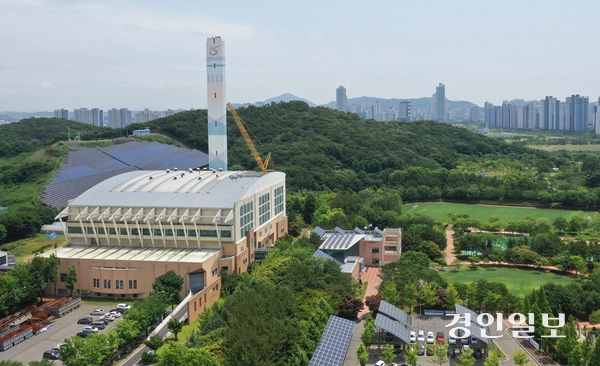 내년부터 수도권 생활폐기물 직매립 전면 금지를 앞두고 있다. 하지만 부족한 공공소각장 추가 확충 속도는 더디기만 하다. 사진은 이전 부지에 논의가 마무리되지 않아 이전이 미뤄지고 있는 인천 서구 청라자연환경센터. 2025.10.14 /조재현기자 jhc@kyeongin.com