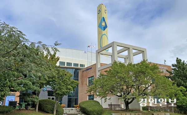 내년부터 수도권 생활폐기물 직매립 전면 금지를 앞두고 있다. 하지만 부족한 공공소각장 추가 확충 속도는 더디기만 하다. 사진은 이전 부지에 논의가 마무리되지 않아 이전이 미뤄지고 있는 인천 서구 청라자연환경센터. 2025.10.14 /조재현기자 jhc@kyeongin.com