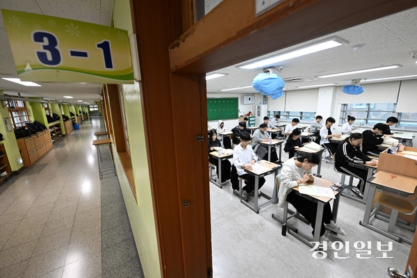 2025학년도 10월 전국연합학력평가가 실시된 14일 수원시 권선구 권선고등학교에서 3학년 학생들이 국어영역 시험을 치르고 있다. 2025.10.14 /최은성기자 ces7198@kyeongin.com