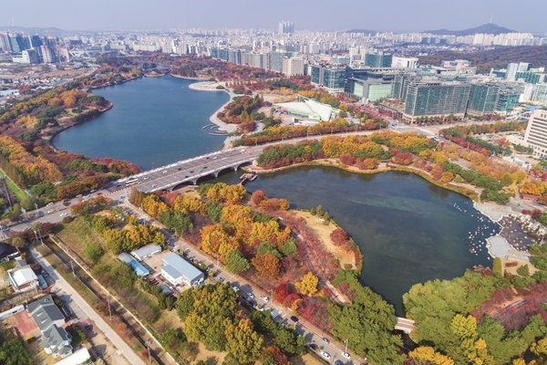 호수 위로 물드는 단풍빛이 물드는 일산호수공원. /고양시 제공