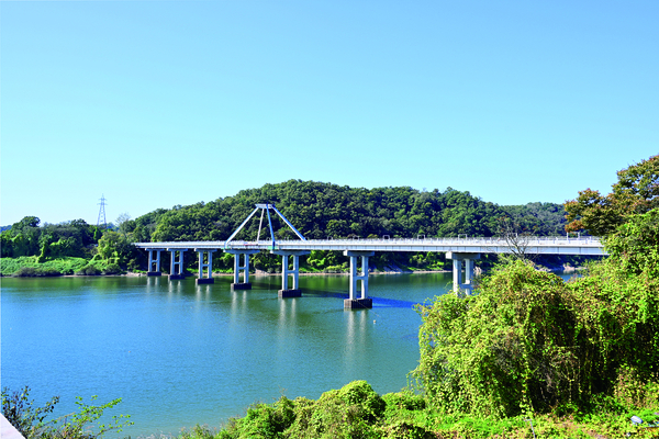 6·25 전쟁 당시 미군에 의해 건설된 임진강 리비교가 안전문제로 철거된 후 2023년 10월 10일 새로 건설돼 개통했다. /파주시 제공