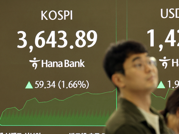 코스피가 장중 사상 최고치를 경신한 14일 서울 중구 하나은행 딜링룸에서 한 딜러가 모니터를 바라보고 있다. 2025.10.14 /연합뉴스