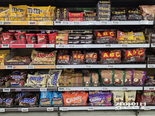 15일 수원의 한 대형마트에 다양한 맛의 초콜릿 제품들이 진열되어 있다. 2025.10.15 /구민주기자 kumj@kyeongin.com