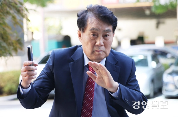 복합문화공간인 ‘그림책꿈마루’ 운영사 선정 과정에서 뇌물을 받은 혐의를 받고 있는 하은호 군포시장이 15일 오전 안양시 동안구 수원지방법원 안양지원에서 열린 구속 전 피의자 심문(영장실질심사)에 출석하고 있다. 2025.10.15 /최은성기자 ces7198@kyeongin.com