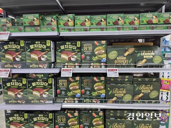 수원의 한 대형마트에서 다양한 맛의 초코 제품들이 진열되어 있는 모습. /구민주기자 kumj@kyeongin.com