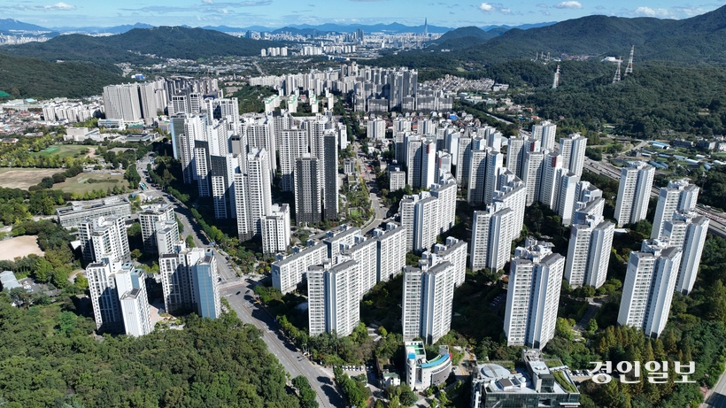 정부가 주택시장 안정화 대책을 발표한 15일 과천시 일대 아파트 단지 모습. 2025.10.15 /최은성기자 ces7198@kyeongin.com