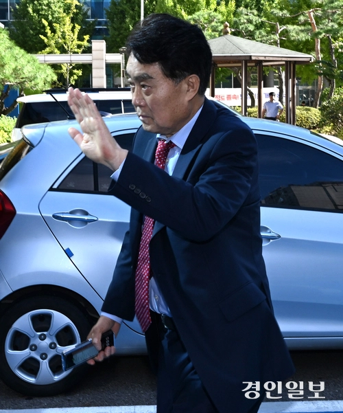 복합문화공간인 ‘그림책꿈마루’ 운영사 선정 과정에서 뇌물을 받은 혐의를 받고 있는 하은호 군포시장이 15일 오전 안양시 동안구 수원지방법원 안양지원에서 열린 구속 전 피의자 심문(영장실질심사)에 출석하고 있다. 2025.10.15 /최은성기자 ces7198@kyeongin.com