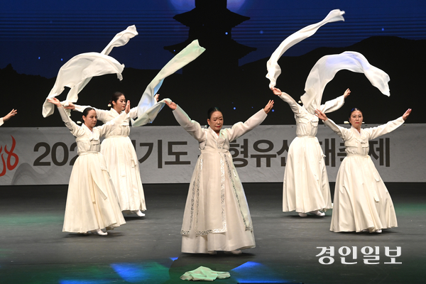 지난해 11월 이천아트홀 대공연장에서 열린 ‘2024 경기도 무형유산 대축제’. /경인일보DB