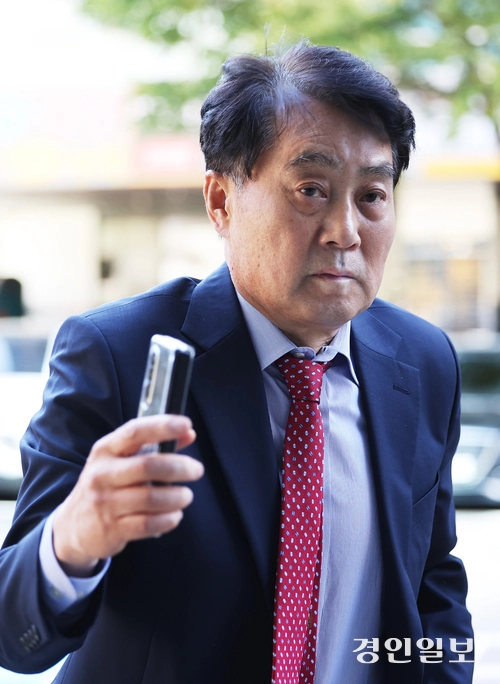 복합문화공간인 ‘그림책꿈마루’ 운영사 선정 과정에서 뇌물을 받은 혐의를 받고 있는 하은호 군포시장이 15일 오전 안양시 동안구 수원지방법원 안양지원에서 열린 구속 전 피의자 심문(영장실질심사)에 출석하고 있다. 2025.10.15 /최은성기자 ces7198@kyeongin.com