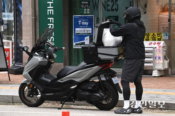 지난 14일 화성시 동탄에서 배달기사가 흉기에 찔린 사건이 발생한 가운데 혼자 일하는 배달기사들이 범죄에 취약하다는 우려가 제기되고 있다. 사진은 15일 오후 수원시 영통구의 한 거리에서 배달 기사가 일하는 모습. 2025.10.15 /최은성기자 ces7198@kyeongin.com