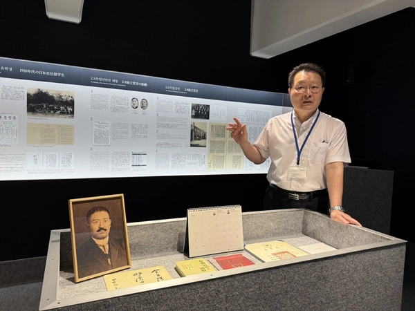 재일본한국YMCA 주재형 총무가 지난달 11일 2·8독립선언 기념자료실에서 취재팀에게 기념자료실 조성 과정에 대해 설명하고 있다. 액자속 인물은 후세 다츠지 변호사. 2025.10.11 /박경호기자 pkhh@kyeongin.com
