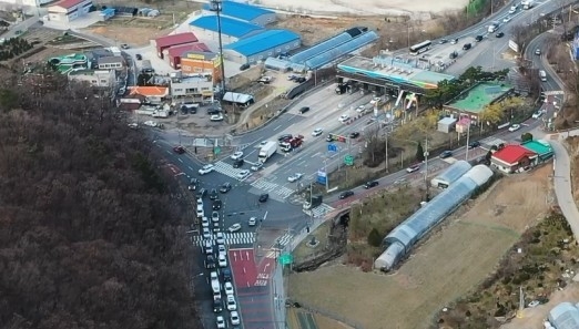 중부고속도로 경기광주IC 입구 교차로. 입구에서 나오면 세갈래 교차로와 마주치며 정체와 교통사고 위험이 도사리고 있다.  /광주시 제공