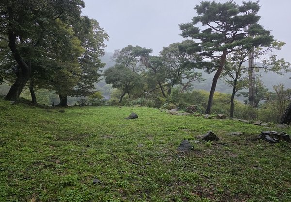 전등사 내 삼랑성 가궐터로 오랫동안 전해져 내려온 곳. 발굴 결과 삼랑성 가궐터 흔적은 나오지 않았다. 현재는 정족진 안내판만 세워져 있다. 2025.10.11 /정진오기자 schild@kyeongin.com