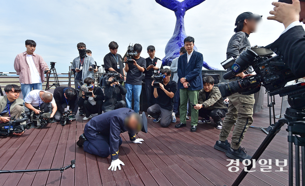 인천시 옹진군 영흥면 하늘고래전망대에서 고 이재석 경사 순직 당시 당직 팀장 A경위가 유가족에게 무릎을 꿇고 사죄하고 있다. 2025.9.22 / 경인일보 DB
