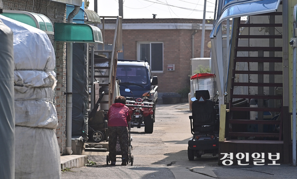 기본소득 정부 공모사업에 인천 옹진군이 지원 대상자 나이를 ‘49세 미만’으로 제한한 채 응모해 취지에 어긋난다는 지적이 나온다. /경인일보DB