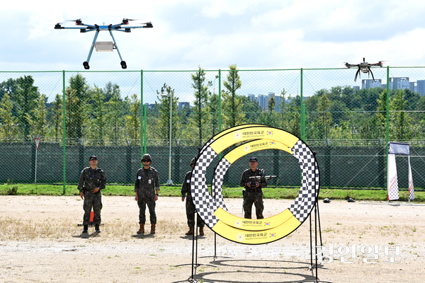 16일 오전 평택시 육군 제51보병사단 비룡여단에서 열린 ‘예비군 기동대장 드론운용 집체교육’에서 예비군 기동대장들이 드론을 날리고 있다. 2025.10.16 /최은성기자 ces7198@kyeongin.com