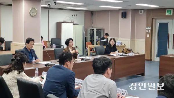 구리시약사회 박미경 (사진 윗줄 가운데) 회장이 지난 15일 구리시의회 멀티룸에서 열린 통합돌봄 조례 제정을 위한 간담회에서 발언 하고 있다. 2025.10.15 구리/권순정기자 sj@kyeongin.com