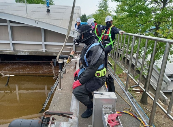 남양주 진건공공하수처리장 폭기조 작업을 위해 잠수부들 입수 준비를 하고 있다. /남양주시 제공