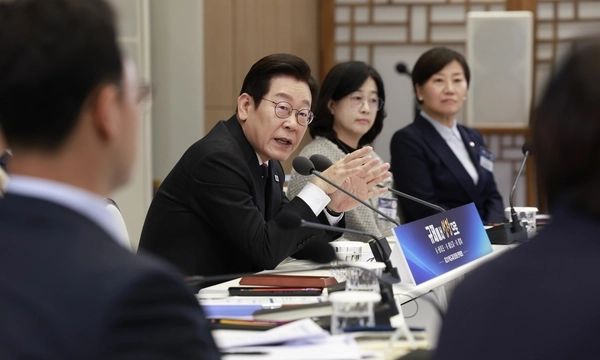 이재명 대통령이 16일 용산 대통령실에서 열린 제2차 핵심규제 합리화 전략회의를 주재하고 있다. 2025.10.16 /연합뉴스