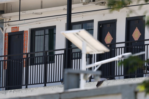 캄보디아에서 한국인 납치ㆍ감금이 잇따라 발생하며 정부가 대응에 나선 가운데 16일(현지시간) 캄보디아 프놈펜 인근 범죄단지로 알려진 태자단지 건물 호실 출입문에 부귀 등을 기원하는 중국어 문구가 적혀있다. 2025.10.16 /연합뉴스