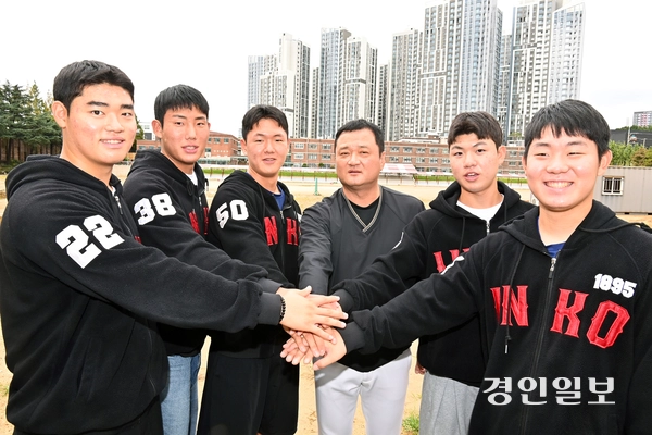 지난달 열린 ‘2026 KBO 신인 드래프트’에서 프로구단에 지명을 받은 인천고등학교 야구부 (왼쪽부터) 박준성, 이서준, 김지석, 계기범 감독, 한준희, 이태양. 2025.10.16 /김용국기자 yong@kyeongin.com