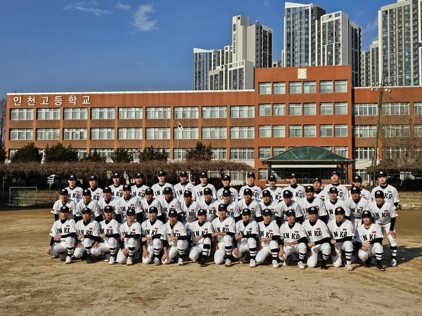 인천고등학교 야구부 학생들이 학교를 배경으로 단체 사진을 찍고 있다. /인천고 야구부 제공