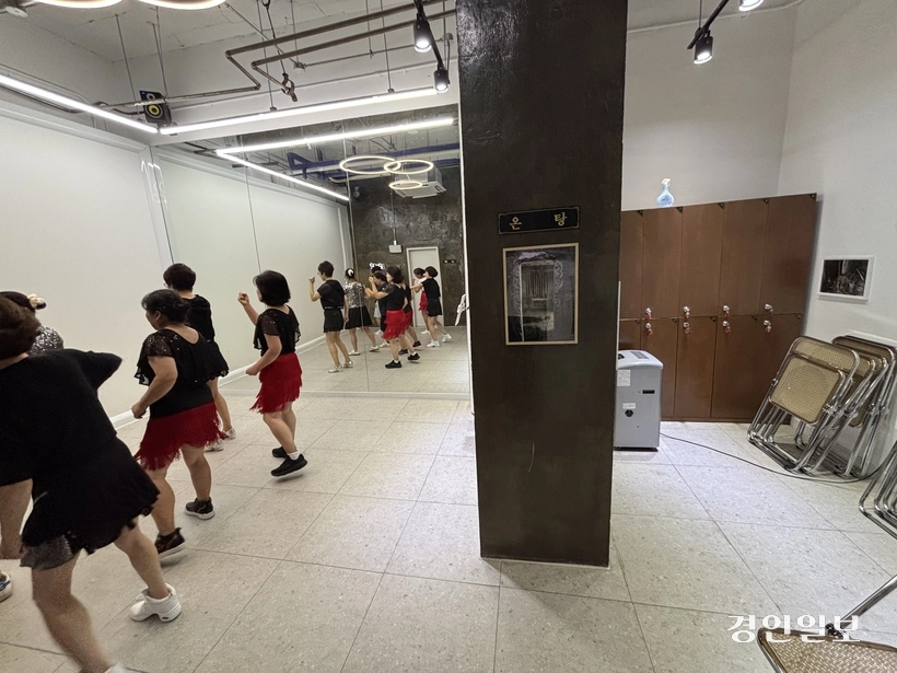 인천광역시 미추홀구 용현동에 위치한 양지탕 지하에서는 주민들을 위한 라인대스 수업이 이뤄지고 있다. /신현정기자 god@kyeongin.com