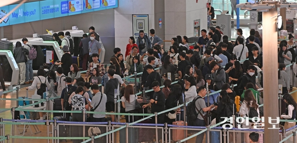 개천절부터 한글날까지 이어지는 역대급 추석 연휴를 이틀 앞둔 1일 오전 인천국제공항 제1여객터미널 출국장이 여행객들로 붐비고 있다./경인일보DB