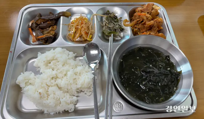 인천광역시 미추홀구 용현동에 위치한 양지탕 3층 경로당에서는 매일 어르신들을 위해 점심 식사가 나온다. 사진은 기자가 양지탕을 방문할 당시 나온 메뉴. /신현정기자 god@kyeongin.com