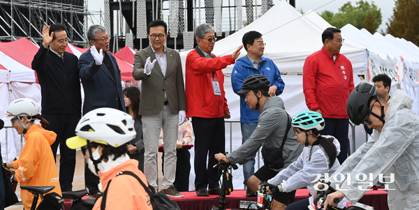 제13회 연수구 친환경 자전거 대축제가 열린 18일 오전 인천 송도국제도시 달빛축제공원에서 이재호 연수구청장, 김영모 경인일보 인천본사 사장을 비롯한 내빈들이 참가자들에게 손인사를 하고 있다. 2025.10.18 /조재현기자 jhc@kyeongin.com