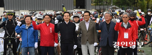 제13회 연수구 친환경 자전거 대축제가 열린 18일 오전 인천 송도국제도시 달빛축제공원에서 이재호 연수구청장 김영모 경인일보 인천본사 사장 등 내빈들이 참가자들과 기념촬영을 하고 있다. 2025.10.18 /조재현기자 jhc@kyeongin.com
