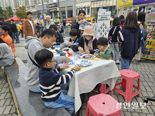 18일 열린 ‘김포 라베니체 축제’에서 가족단위 방문객들이 자녀들과 함께 블록을 통한 체험행사를 즐기고 있다. 2025.10.18 /김연태 기자 kyt@kyeongin.com
