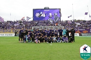 ‘모따 헤더 멀티골’ FC안양, 김천상무에 4-1 대승… 7경기 무패로 정규라운드 마감