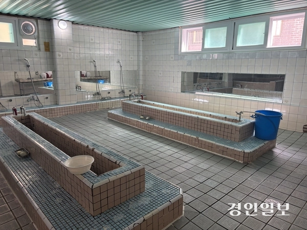수원 무등탕은 옛 모습을 고스란히 간직하고 있는 재래식 목욕탕이다. /신현정기자 god@kyeongin.com
