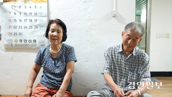 40여년간 무등탕을 운영해 온 김두만(오른쪽)·이희자 부부. /박소연PD parksy@kyeongin.com