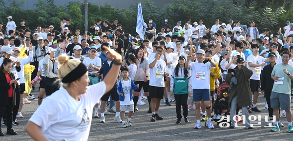 19일 오전 평택당진항자유무역지역 특설 대회장에서 열린 ‘2025 평택항 마라톤대회’ 개회식에서 참가자들이 출발 전 준비운동을 하고 있다. 2025.10.19 /취재팀