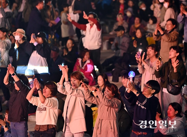 지난 18일 정서진 원 아일랜드(One Island) 뮤직 피크닉이 열린 인천시 서구 청라호수공원 플라워아일랜드 야외 공연장에서 흥겨운 노래에 관객들이 즐거워 하며  공연을 즐기고   있다. 2025.10.18 /김용국기자 yong@kyeongin.com