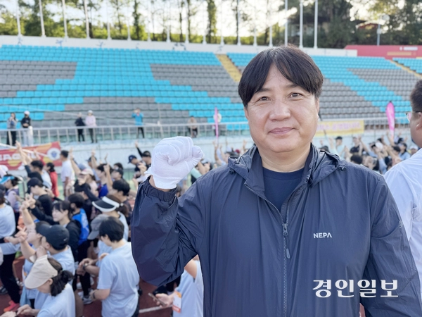 여주세종대왕마라톤대회에서 조명선 여주시육상연맹 회장이 파이팅을 하고 있다. 조 회장은 “무리하지 않고 안전하고 건강한 마라톤을 즐겨달라”며 참가자들의 안전과 건강을 당부했다. 2025.10.19 여주/양동민기자 coa007@kyeongin.com