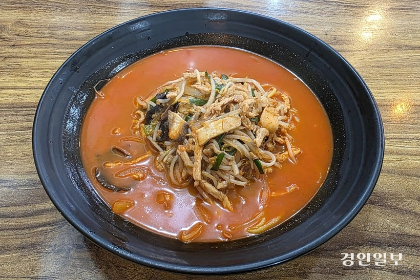 알싸한 생강 향이 그득한 ‘만추’만의 독특한 짬뽕. /황성규기자 homerun@kyeongin.com