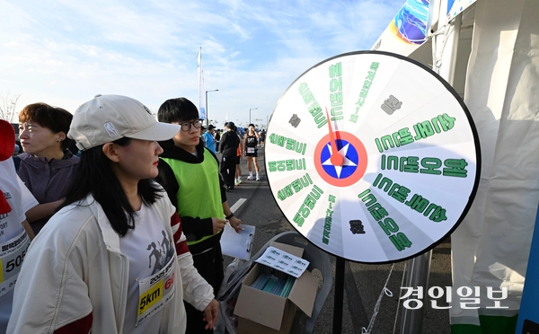 19일 오전  평택당진항자유무역지역 일원에서 ‘2025 평택항 마라톤대회’가 진행되고 있다. 2025.10.19 /최은성기자 ces7198@kyeongin.com