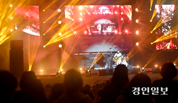 지난 18일 정서진 원 아일랜드(One Island) 뮤직 피크닉이 열린 인천시 서구 청라호수공원 플라워아일랜드에서 엄지애 통기타 가수가 노래를 부르고 있다. 2025.10.18 /김용국기자 yong@kyeongin.com